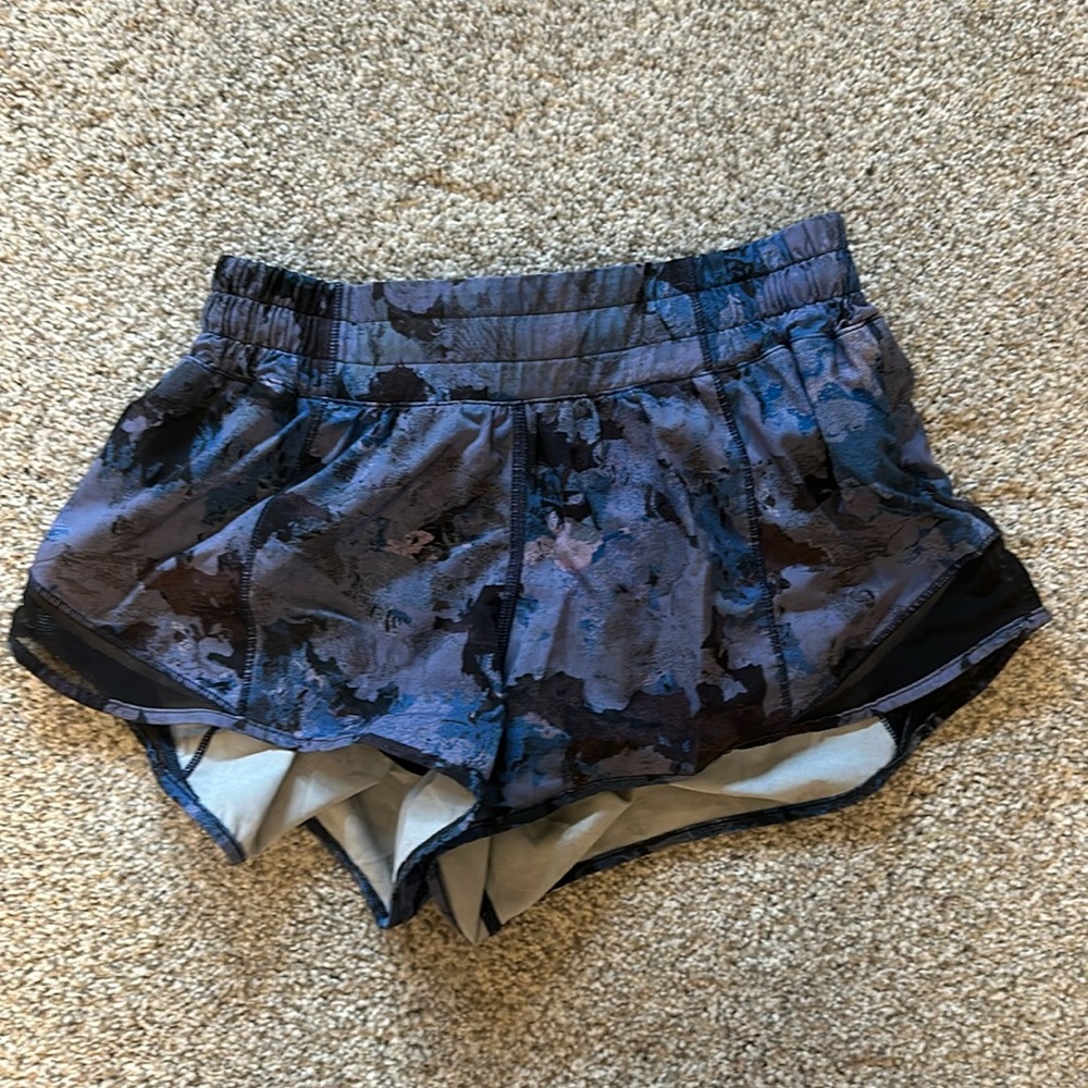 Lululemon Hotty Hot 2.5 shorts size 4